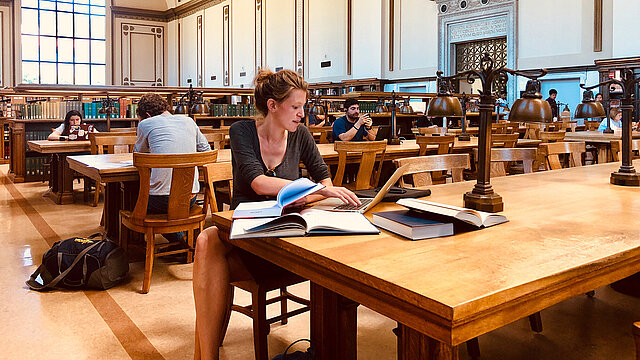 Bücherei Bibliothek in USA Studierende lernen